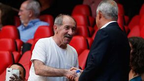 Chalana volta 'a casa': Pequeno Genial saudado na tribuna da Luz 