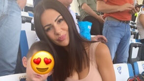 Erjona Sulejmani levou o filho ao estádio