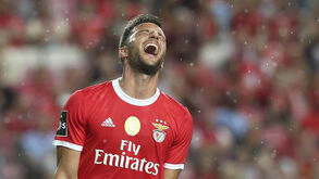 Samaris entra nas contas da gestão a meio-campo