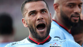 Dani Alves recusa entregar título ao Flamengo e recua ao tempo em que 
