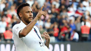Neymar 'responde' aos assobios com golaço sensacional