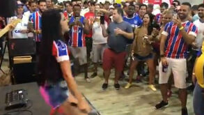 Mulher de Talisca arrasa com show de apoio ao Bahia