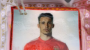 Grimaldo teve direito a bolo à Benfica no dia do 24.º aniversário