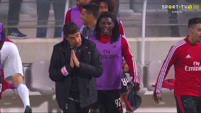 Lage pensou que o jogo tinha acabado mas enganou-se e acabou a pedir desculpa ao árbitro