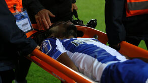 Entrada dura de Fábio Cardoso lesionou Romário Baró e o médio do FC Porto saiu a chorar