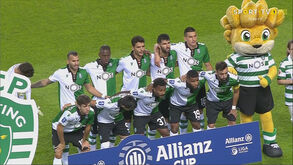 Luís Maximiano atrasou-se para a foto 'de família' do Sporting e acabou de braços abertos