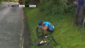 Ciclista colombiano em lágrimas após problema mecânico nos Mundiais de juniores