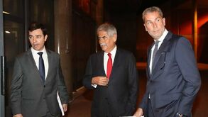 A chegada de Luís Filipe Vieira e outros dirigentes à AG do Benfica