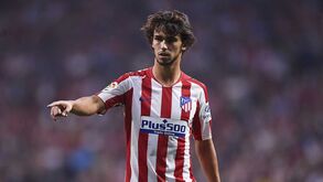 João Félix aplicou túnel a Sergio Ramos mas o capitão do Real não se deixou ficar