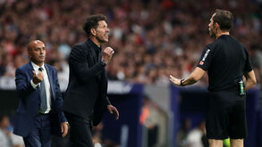 Sergio Ramos insulta árbitro assistente e Simeone explode: «Como podem permitir isto?»