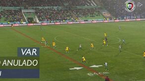Lance polémico: árbitro anulou golo do Rio Ave ao FC Porto e VAR manteve decisão após longa consulta