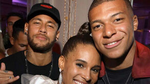Neymar e Mbappé divertem-se em festa de modelos
