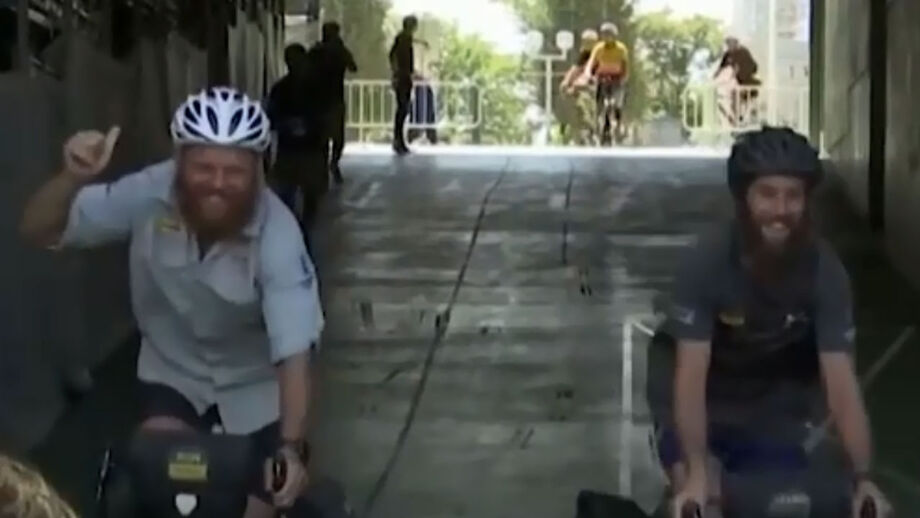 James Owens e Ron Rutland viajaram de Londres a Tóquio de bicicleta e percorreram 27 países em 231 dias