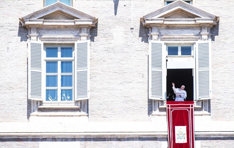 Papa Francisco resgatado por bombeiros após ficar preso em elevador no Vaticano