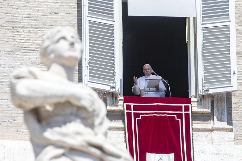 Papa Francisco resgatado por bombeiros após ficar preso em elevador no Vaticano