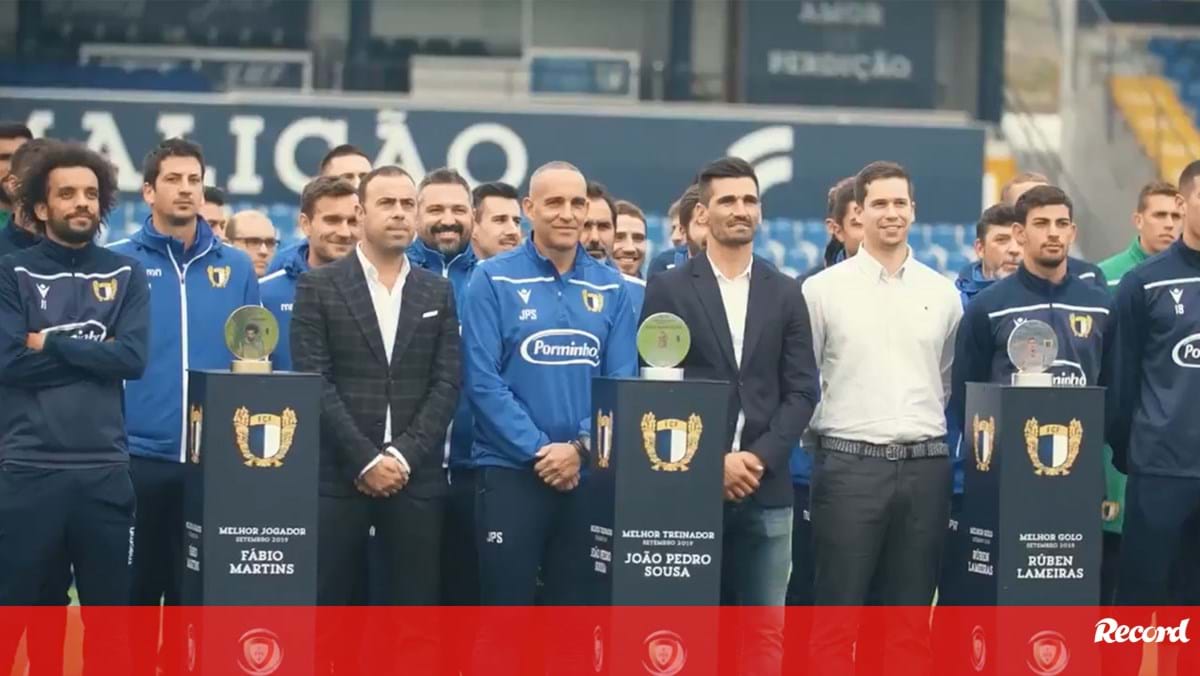 Treinador e jogadores do FC Famalicão recebem prémios da Liga Portugal - FC  Famalicão