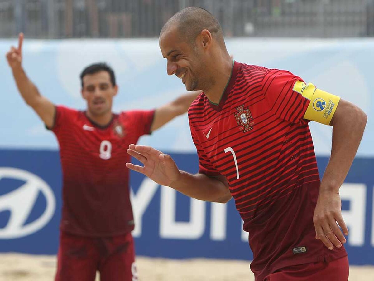 Madjer eleito melhor jogador do mundo de futebol de praia de 2015