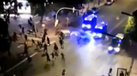 O momento em que carrinha da polícia atropela manifestantes em Barcelona