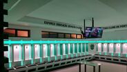 O balneário da equipa principal foi remodelado e é hoje mais moderno, acolhedor e funcional