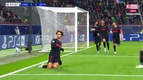 Já sozinho no relvado, Sérgio Conceição foi à curva da Lazio e depois à do FC Porto