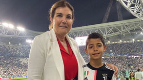 Família nas bancadas a apoiar Ronaldo frente ao Bayer Leverkusen