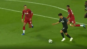 Hwang sem piedade: dribla Van Dijk e deixa-o completamente 'à nora'