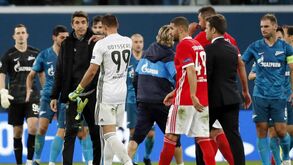 Novo pesadelo na Champions: jogadores do Benfica saíram cabisbaixos e Lage confortou-os