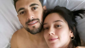 Arrascaeta publica fotografia com a namorada após operação