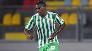 William Carvalho sofre lesão muscular na perna direita