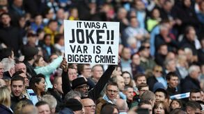 Adeptos do Manchester City com mensagens de apoio a Bernardo Silva