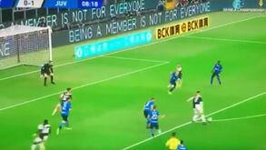 Cristiano Ronaldo fez estremecer a barra do Inter neste remate