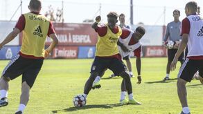 Bruno Lage chama 8 jogadores jovens ao treino do Benfica