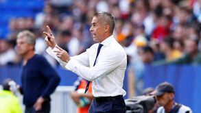 À atenção do Benfica: Lyon fica sem treinador