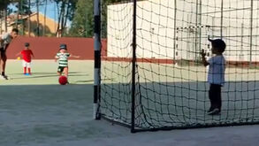 Vestido à Sporting e festejo surpreendente: o penálti do filho de Acuña