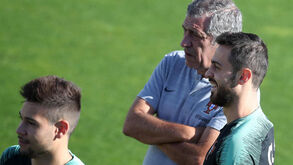 Fernando Santos com motivos para sorrir: William Carvalho de regresso aos treinos