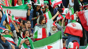 Iranianas assistem livremente pela primeira vez em décadas a um jogo de futebol