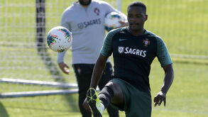 William Carvalho diagnosticado com hérnia discal após dispensa da Seleção Nacional