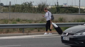 Rakitic é 'vítima' dos protestos no El Prat e acaba na rua com mochila e mala às costas