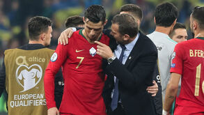 As imagens do Ucrânia-Portugal: o abraço especial de Shevchenko a Cristiano Ronaldo