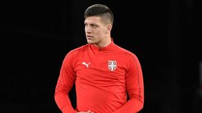 Jovic assinou documento que o obrigava ficar em casa quando chegou à Sérvia 