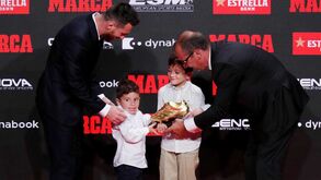 Filhos de Messi entregaram Bota de Ouro ao pai e aventuraram-se em... mais