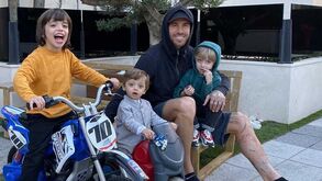 Sergio Ramos de volta a casa para brincar com os filhos