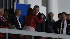 Dolores Aveiro é estrela no... Cova da Piedade-Benfica: do abraço a Vieira às fotos com fãs