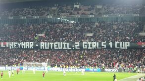 Adeptos do Nice visam Neymar com tarja... 'estranha'