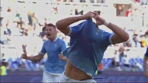 O festejo falhado de Immobile: tentou tirar a camisola, não conseguiu, caiu e... ainda viu amarelo