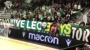 «O que é que fazes aqui a presidente?»: claques do Sporting contestam Varandas em jogo de futsal