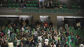 As imagens das claques ao invadirem central do Pavilhão João Rocha: Varandas saiu sob escolta policial