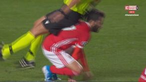 Momento insólito da jornada: Rafa estava de cócoras e árbitro tropeçou nele