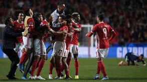 Pizzi quase 'desfeito' pelos colegas e Tiago Pinto em campo: a loucura na golo do triunfo do Benfica