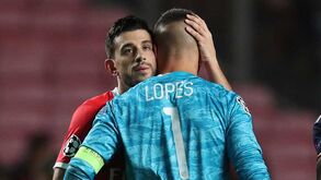 Pizzi confortou Anthony Lopes no final do Benfica-Lyon